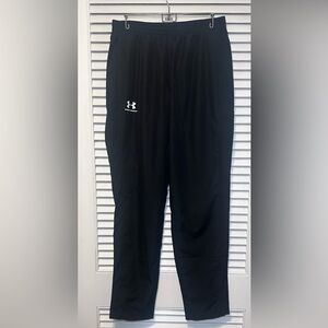 Men’s Medium NWT Black Under Armor woven windbreaker-type pants.